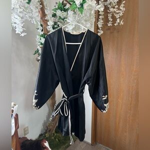 VINTAGE Victoria's Secret Black and Cream Satin Robe 🖤 🪽